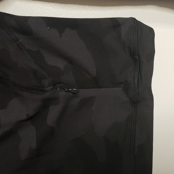 Lululemon Athletica Black Fitted Long Sleeve Camo 8 - Picture 3 of 9